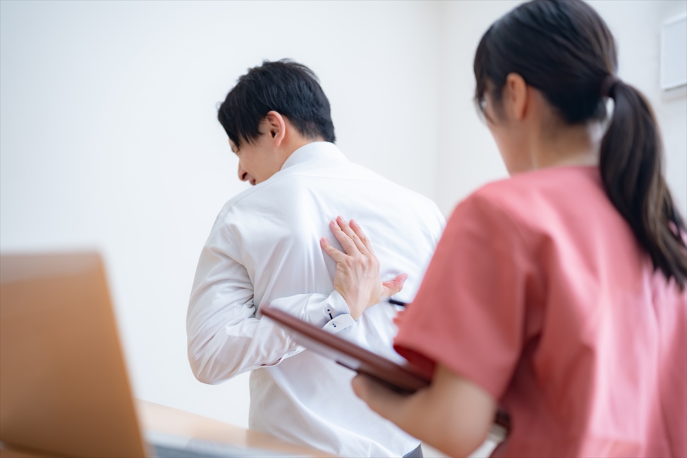 痛みを訴える男性