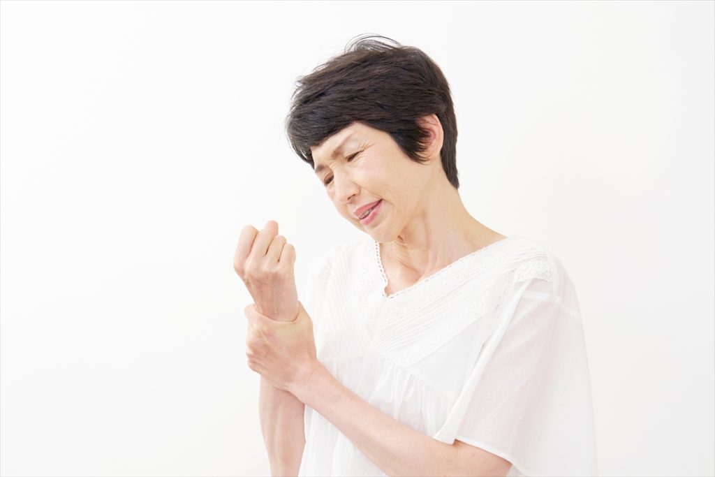 痛みを感じる女性