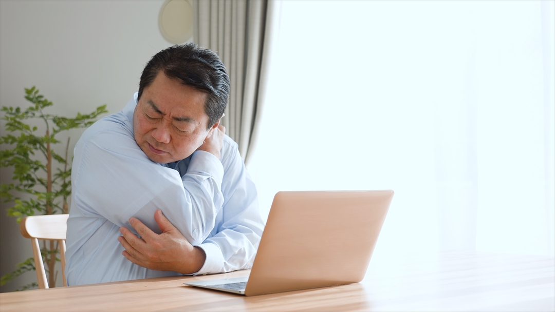 痛みを感じる男性