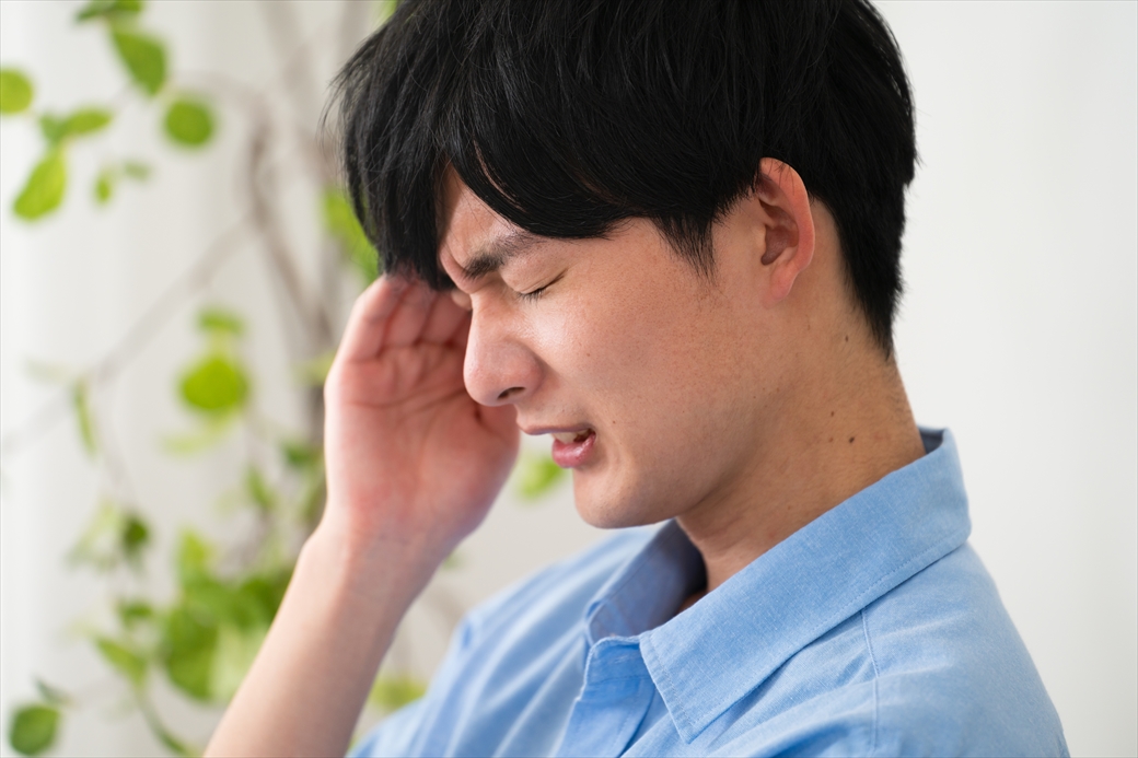 頭痛を感じる男性