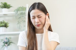 痛みを感じる女性