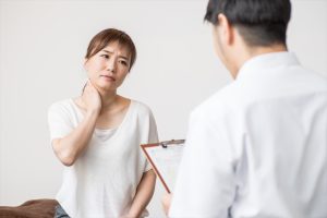 首の痛みを感じる女性