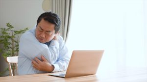 痛みを感じる男性