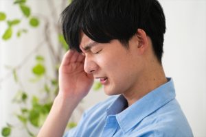 頭痛を感じる男性